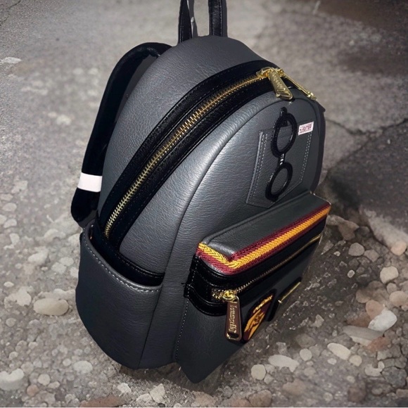 New Without Tags HARRY POTTER Gray Loungefly Hogwarts Gryffindor House Backpack - Picture 3 of 7